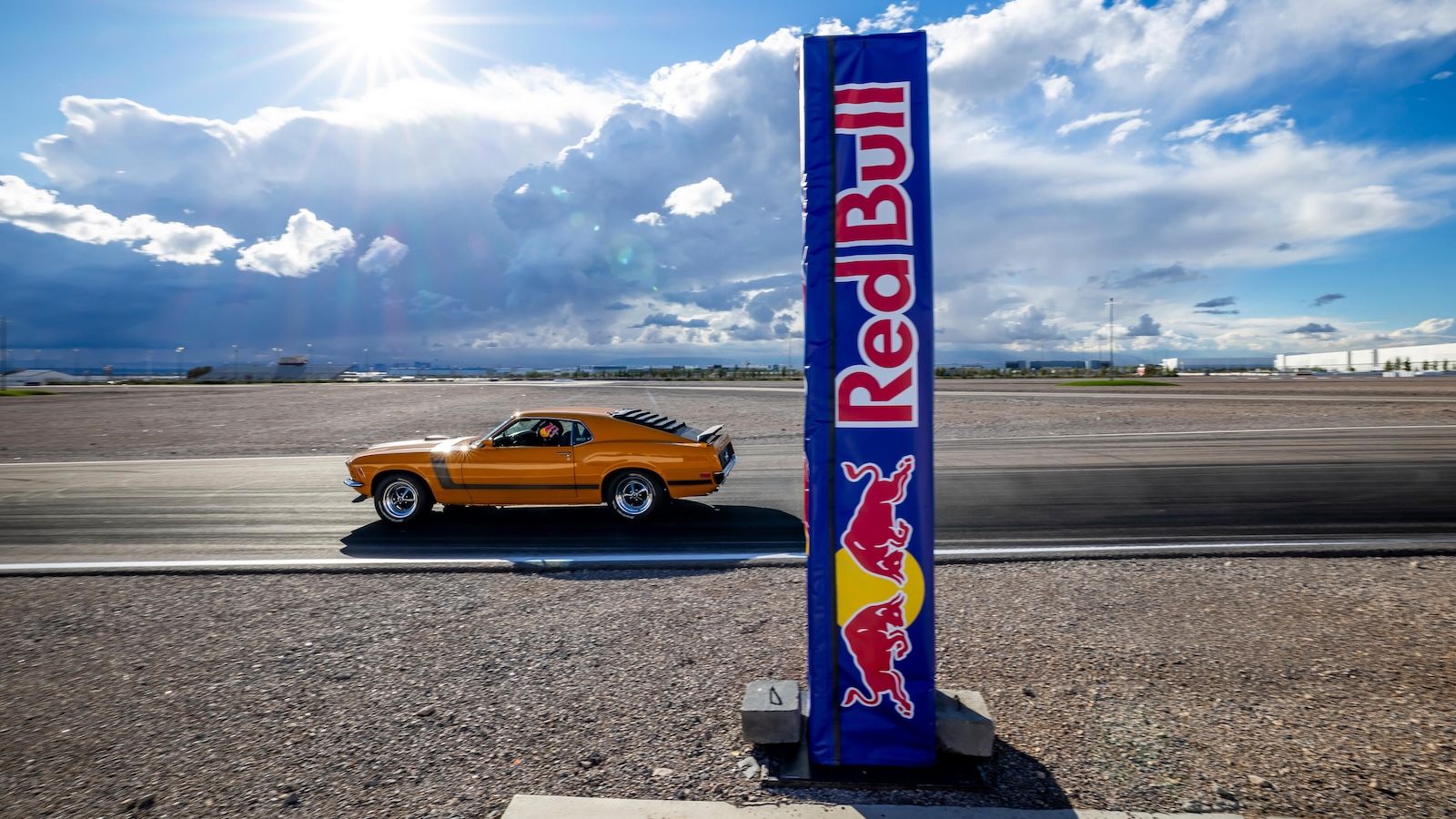 Ford: Max Verstappen και Arvid Lindblad οδηγούν 12 «θρύλους» 100+ ετών στην πίστα (+video)